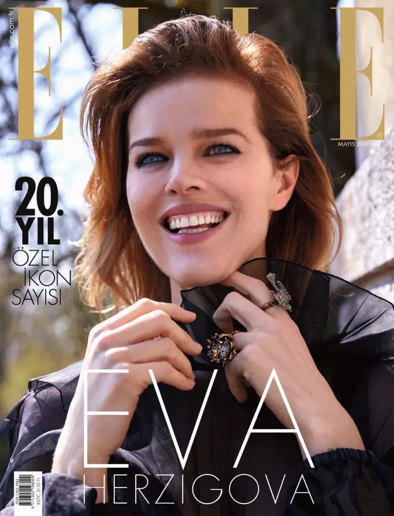 Eva Herzigova yn sefyll mewn Ensembles Cain ar gyfer ELLE Twrci