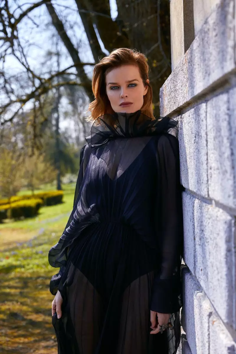 Si Eva Herzigova Poses sa Elegant Ensembles para sa ELLE Turkey