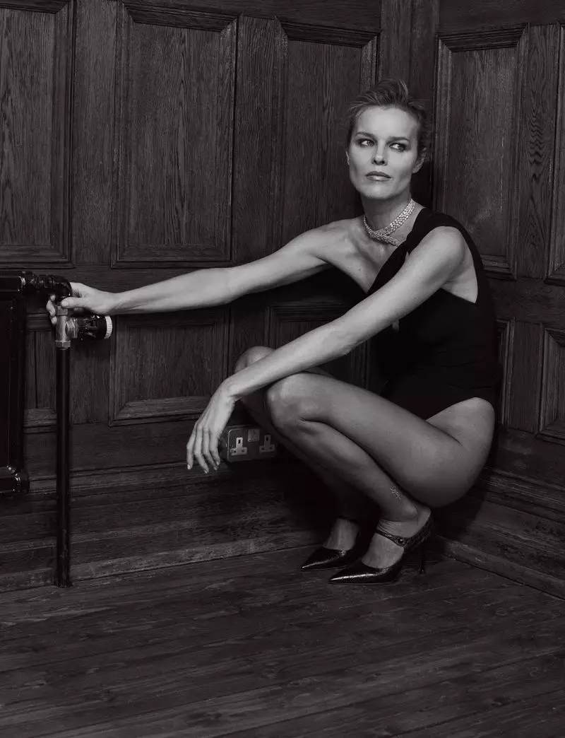 Eva Herzigova anoratidza mafambiro ake eHarper's Bazaar Russia