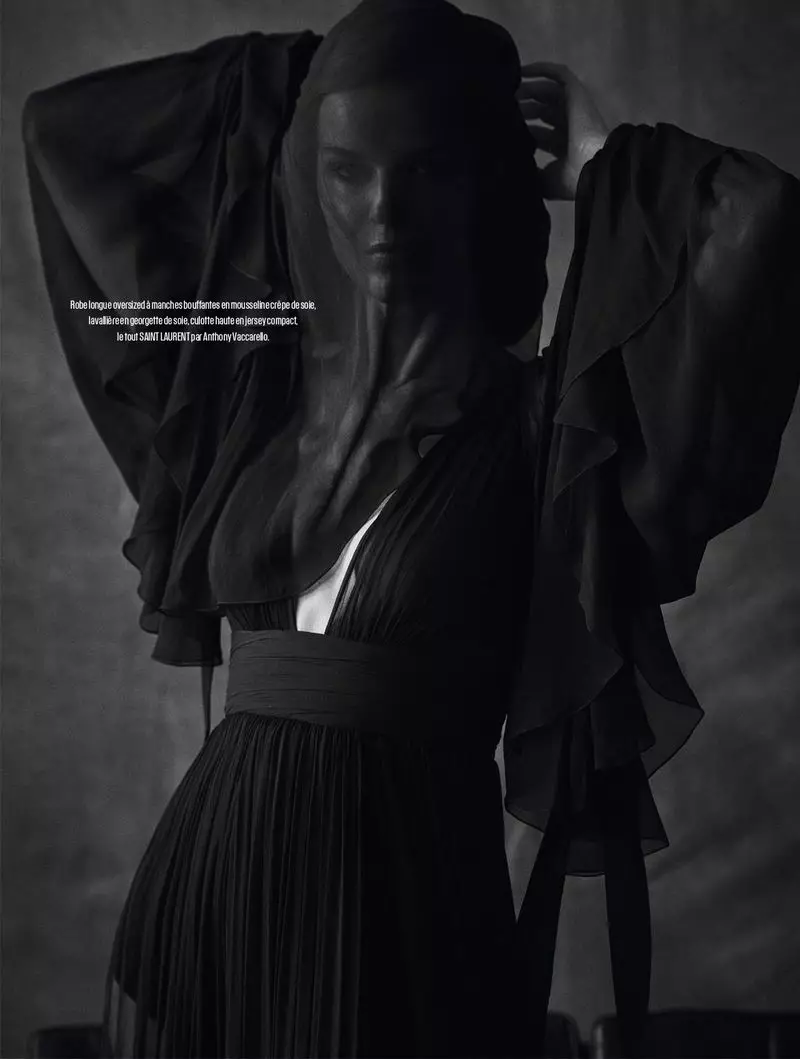 Eva Herzigova는 L'Express 스타일을 위해 흑백으로 기절시킵니다.