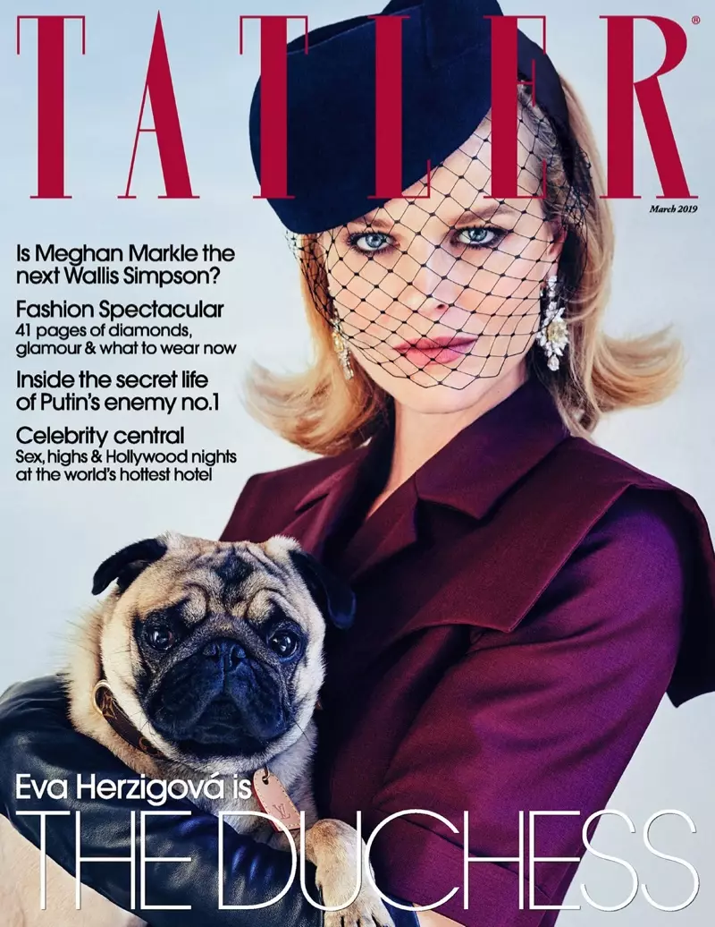 Eva Herzigova yn Seddu mewn Ensembles Cain ar gyfer Tatler