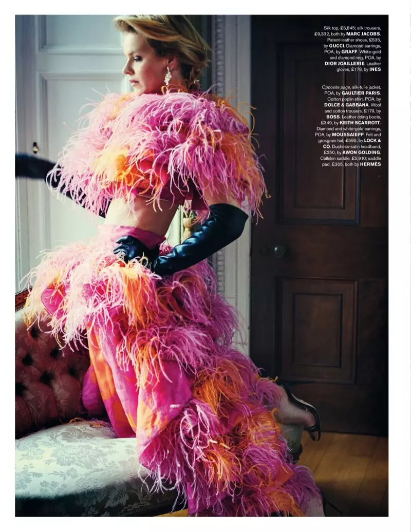 Eva Herzigova poserer i elegante ensembler for Tatler