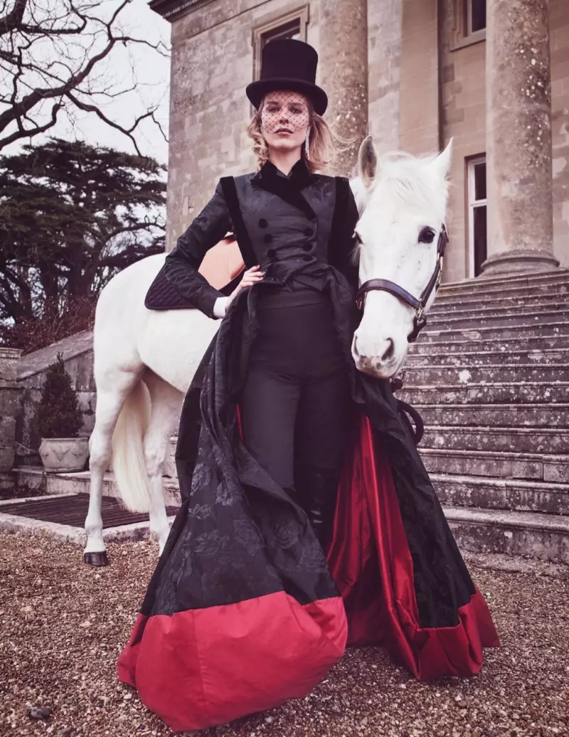 Eva Herzigova Poses hauv Elegant Ensembles rau Tatler