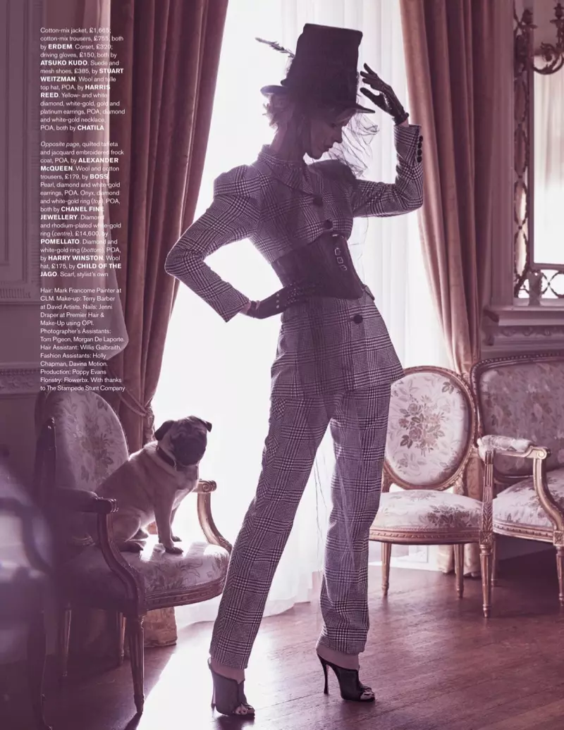 Eva Herzigova Poses hauv Elegant Ensembles rau Tatler