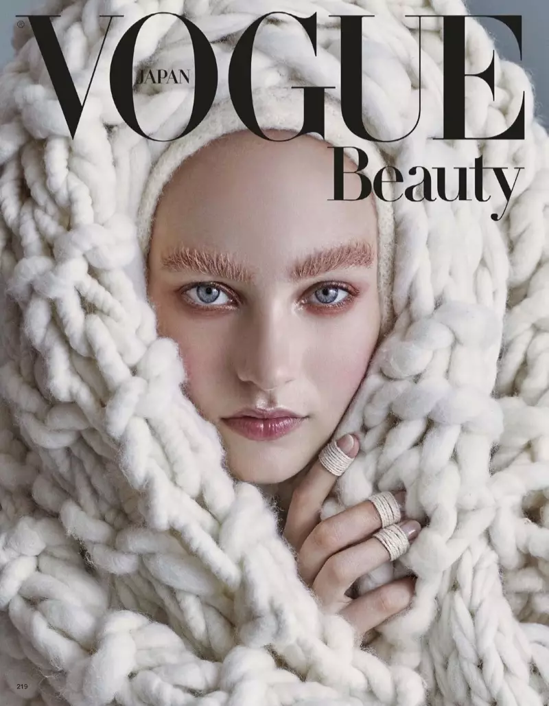 Maartje Verhoef는 Vogue Japan을 위한 겨울 메이크업 룩의 얼음 여왕입니다.