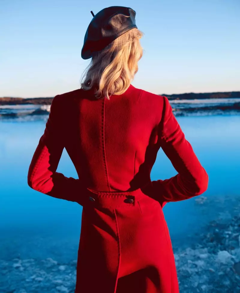 Maartje Verhoef adopta la moda roja y blanca para Harper's Bazaar