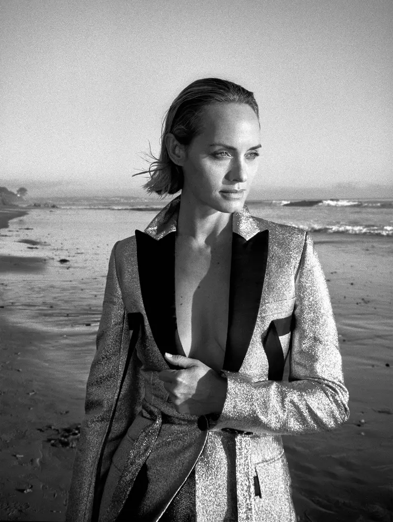 Amber Valletta akijiweka katika Picha ya Sequins kwenye Ufukwe wa Jarida la C