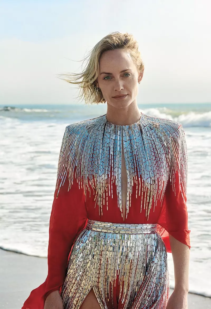 Amber Valletta akijiweka katika Picha ya Sequins kwenye Ufukwe wa Jarida la C