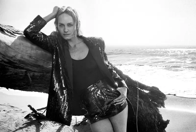 Amber Valletta poséiert a Sequins op der Plage fir C Magazin