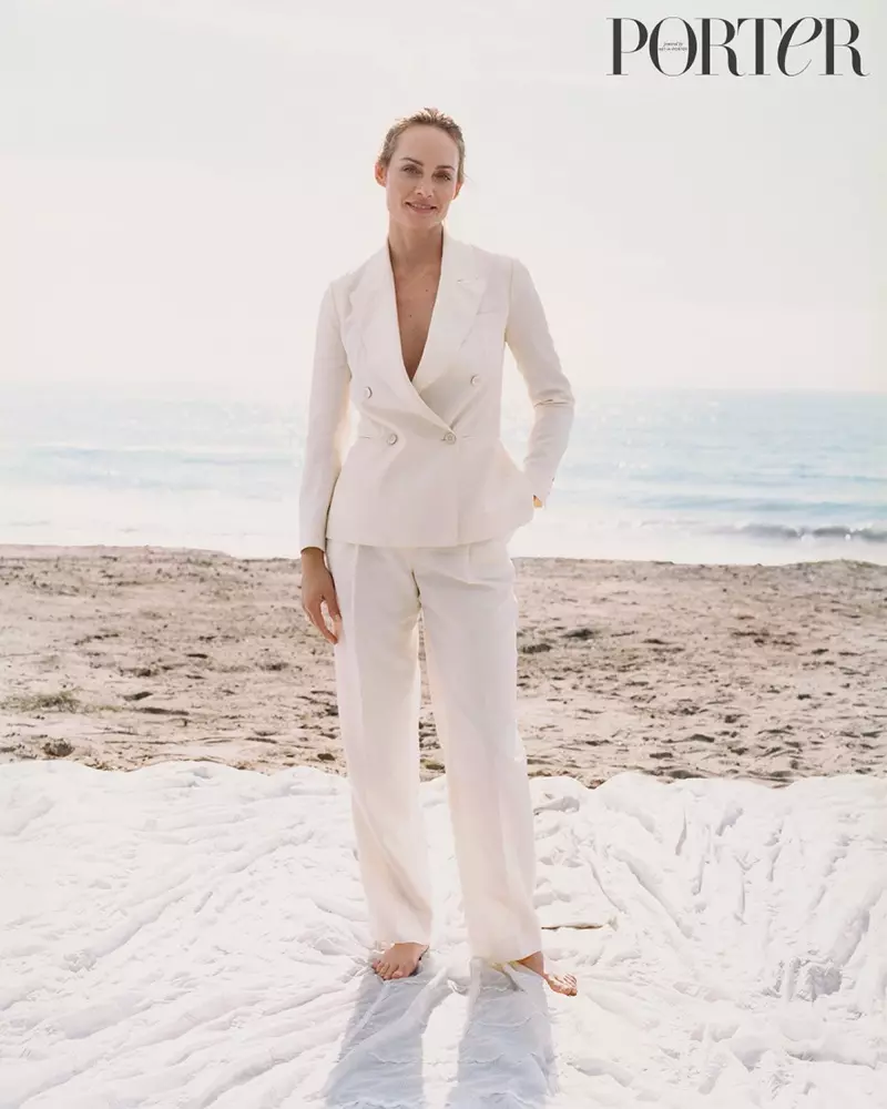 Amber Valletta 為 PORTER Edit 打造輕盈透氣的海灘造型