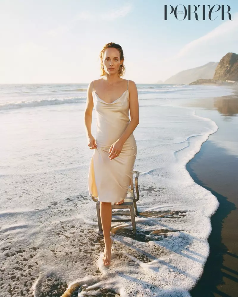 Iimodeli ze-Amber Valletta zokukhanya kunye ne-Airy Beach ijonge i-PORTER Hlela