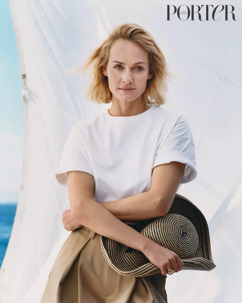 Amber Valletta 為 PORTER Edit 打造輕盈透氣的海灘造型