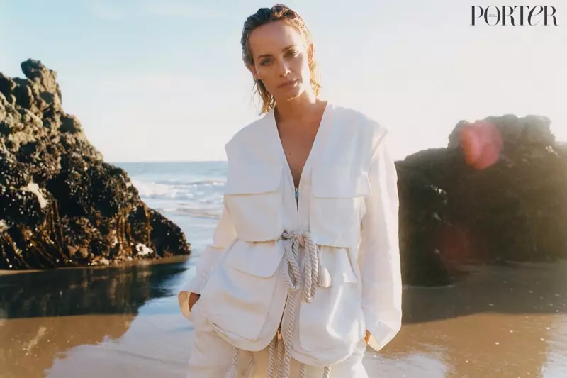 Amber Valletta 為 PORTER Edit 打造輕盈透氣的海灘造型