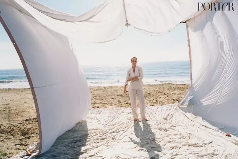 Amber Valletta Models Light & Airy Beach търси PORTER Edit