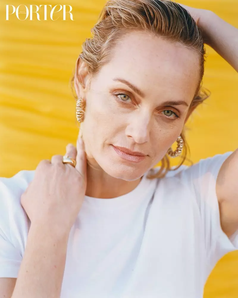 Amber Valletta 為 PORTER Edit 打造輕盈透氣的海灘造型