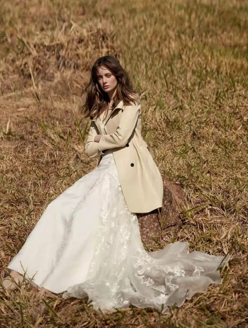 Thairine Garcia incanta in abiti da sposa per Harper's Bazaar Brasile