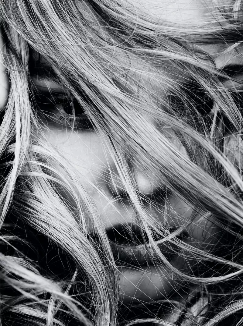 Magdalena Frackowiak oleh Ben Hassett untuk Vogue Germany