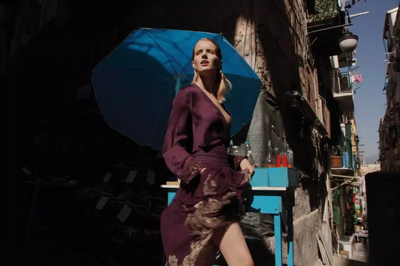 Ginalugad ni Fanny François ang Naples sa Italian Fashions para sa Grazia Germany #36