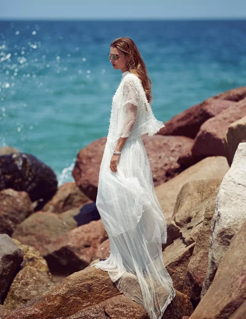 Carola Remer Models Seaside Style para sa Vogue Mexico ni Jason Kim