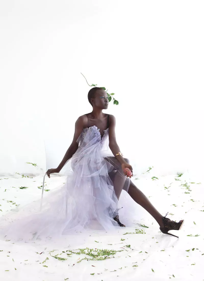 Si Alek Wek kay Romantiko sa Flora para sa As If Magazine