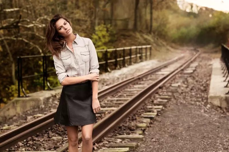 Si Cameron Russell kay 'Western Chic' para sa H&M Shoot ni David Roemer