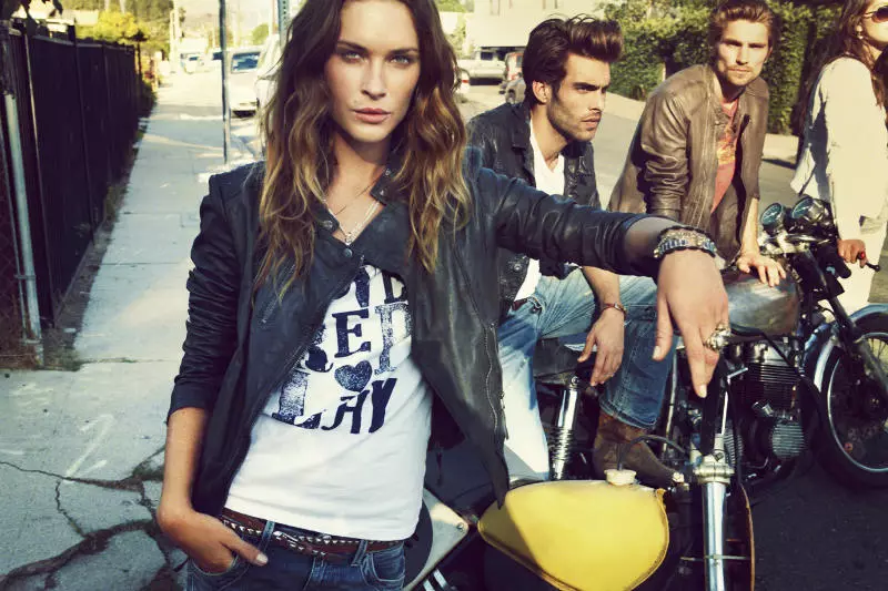 Chad Pitman ၏ Replay Spring 2011 Campaign အတွက် Erin Wasson နှင့် Emily DiDonato