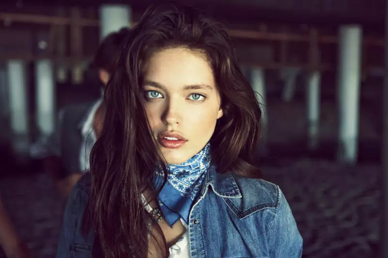 艾琳·沃森 (Erin Wasson) 和艾米丽·迪多纳托 (Emily DiDonato) 为乍得·皮特曼 (Chad Pitman) 的 Replay Spring 2011 广告活动