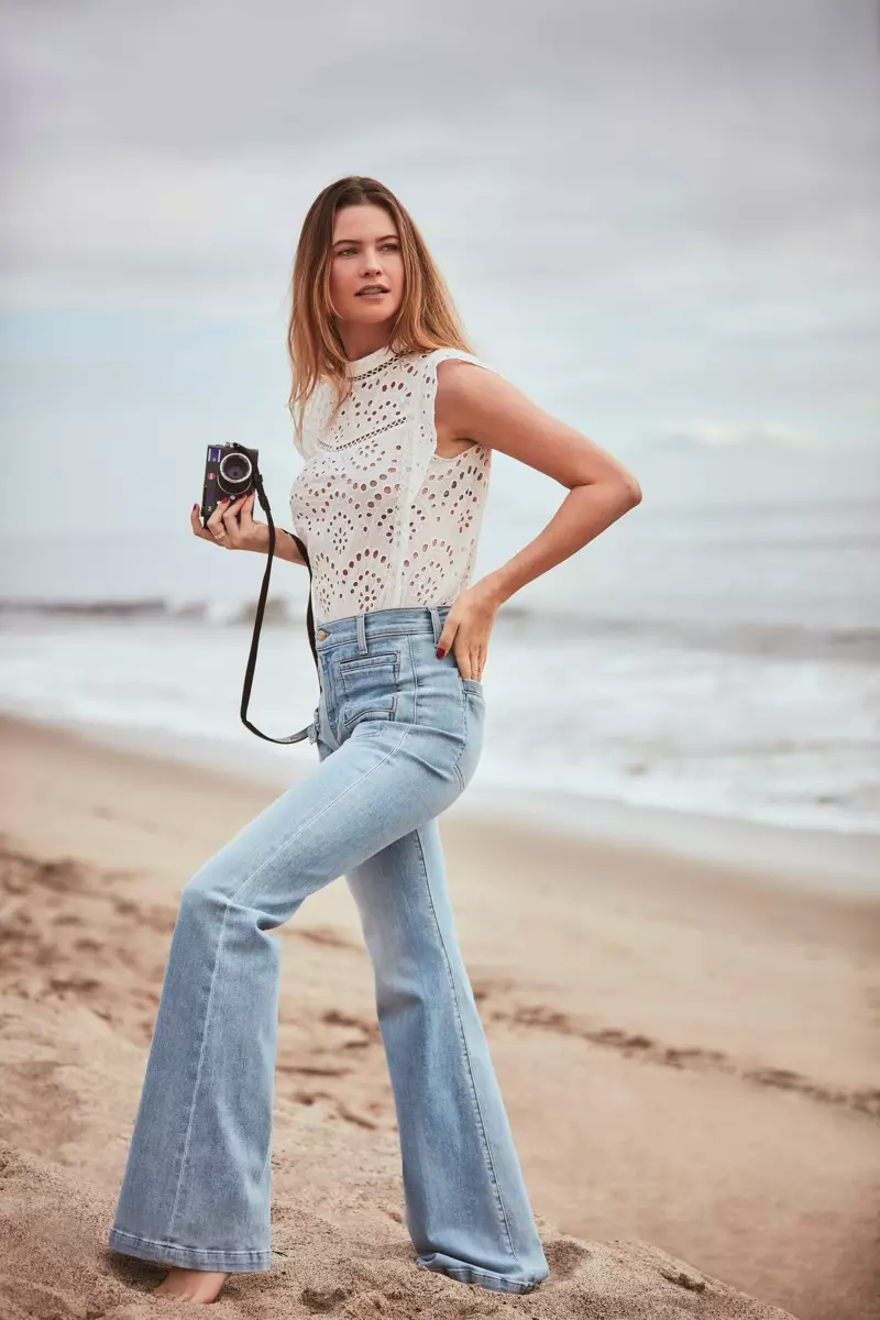 Behati Prinsloo poseer op die strand in 7 For All Mankind lente-somer 2019-veldtog