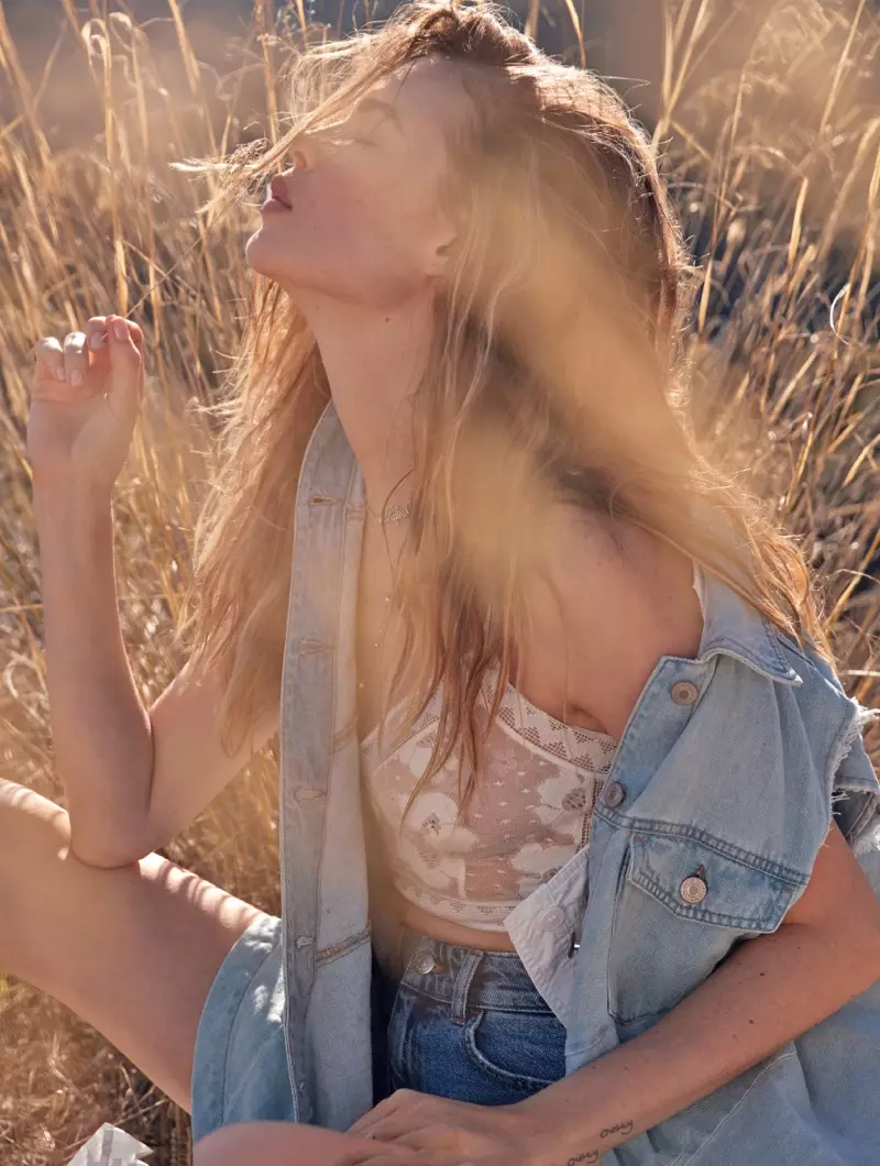 Behati Prinsloo pren el sol en denim per a Marie Claire Itàlia