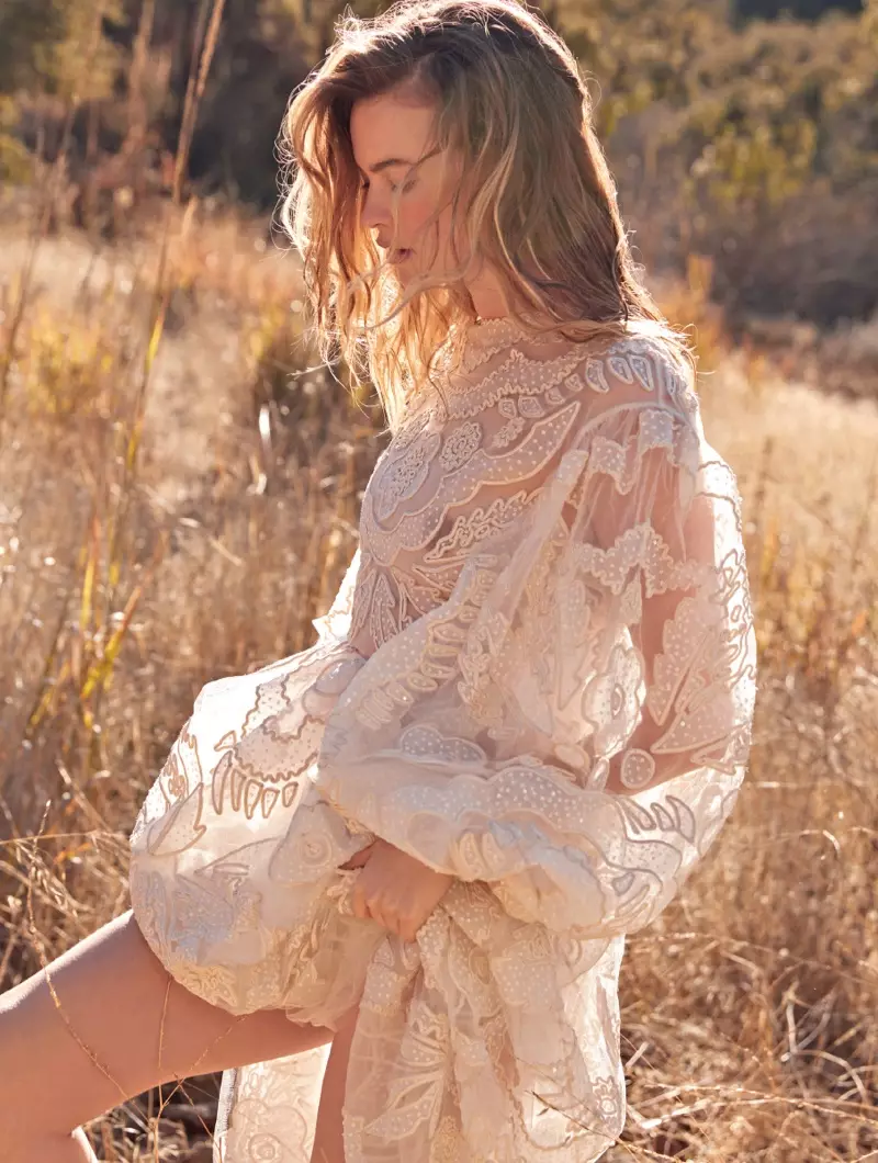 Behati Prinsloo อาบแดดในชุดเดนิมสำหรับ Marie Claire Italy