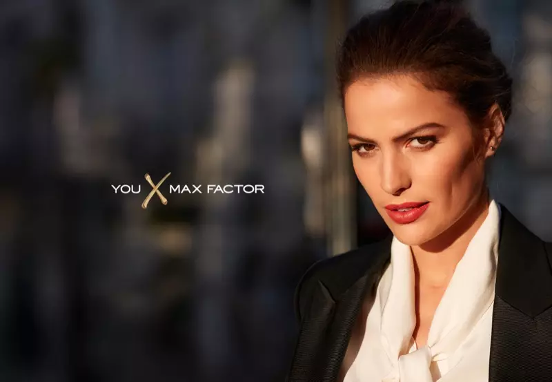 Model Cameron Russell voer die Max Factor-veldtog aan