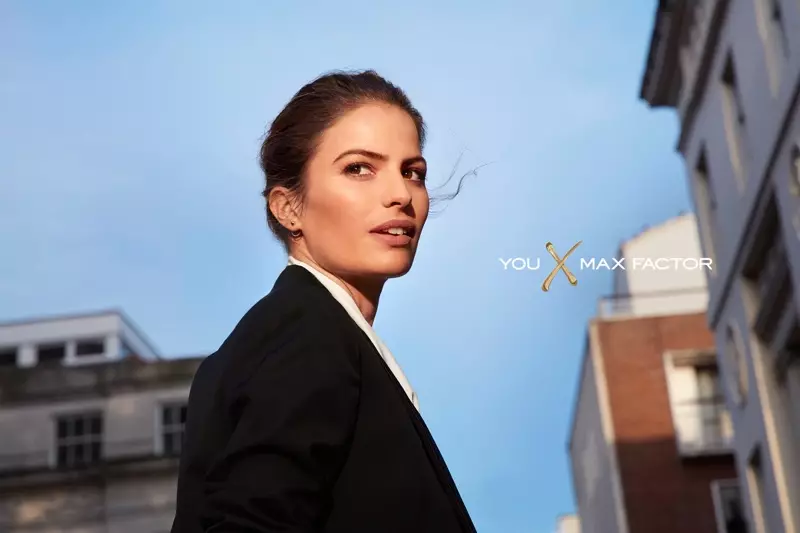 Cameron Russell jidher fil-kampanja ta’ reklamar Max Factor