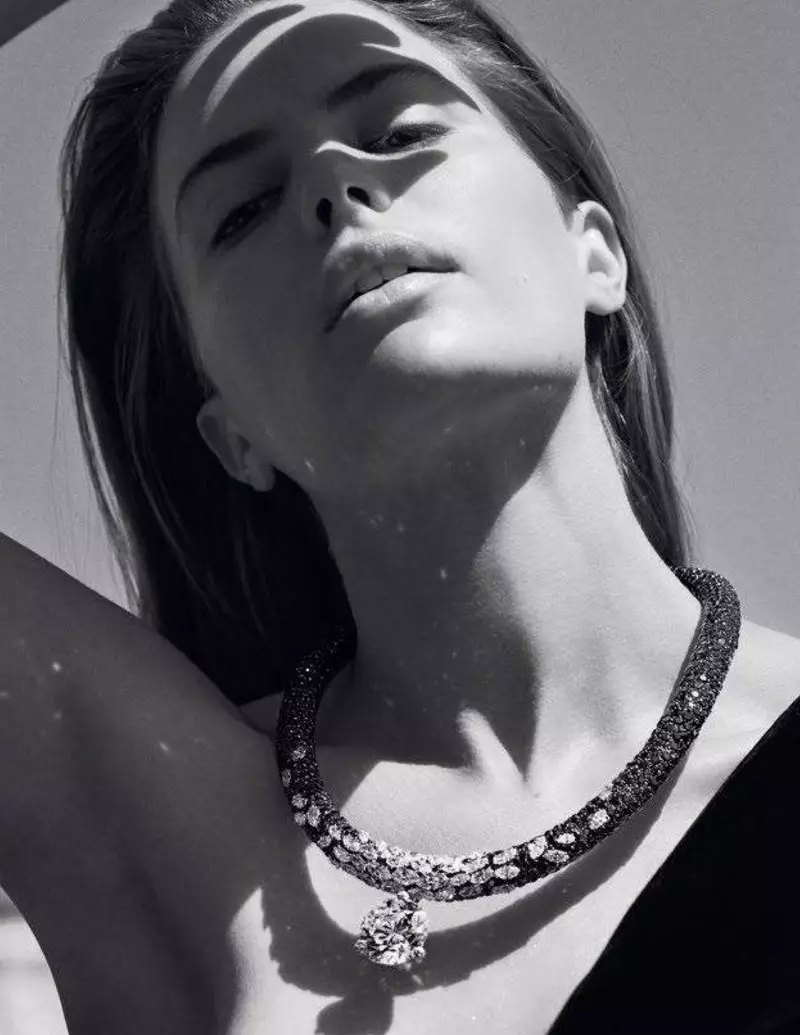 Cameron Russell Sparkles yn Precious Gems ar gyfer Vogue Paris