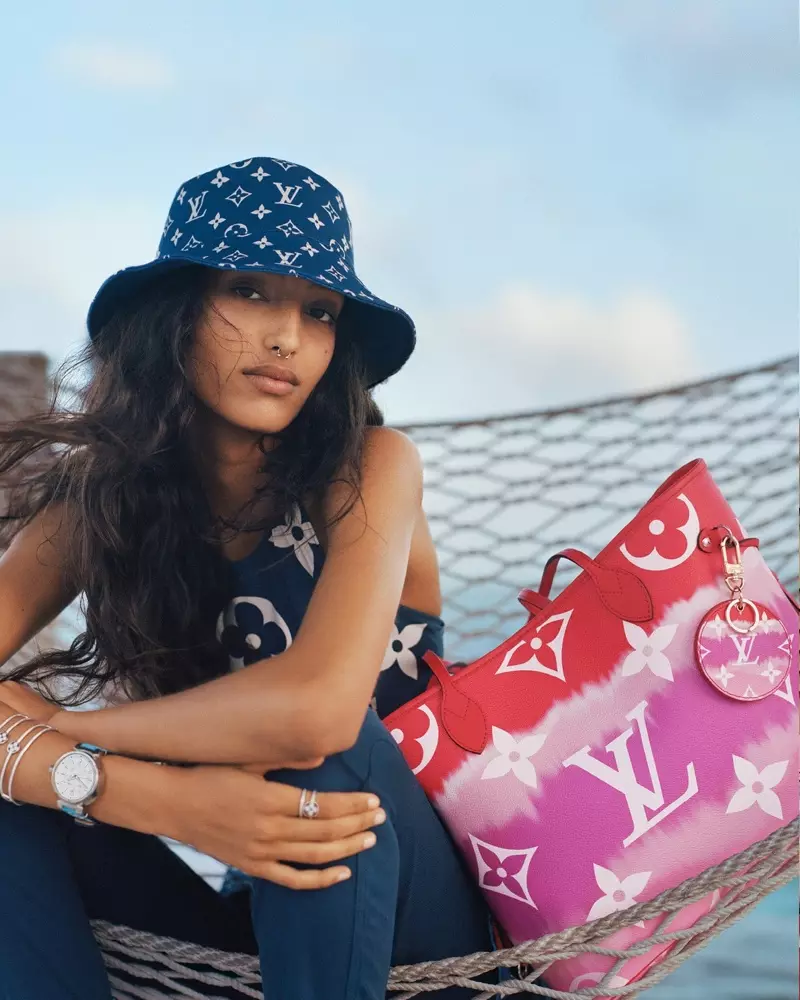 Model Mona Tougaard staan voor Louis Vuitton LV Escale somer 2020-veldtog