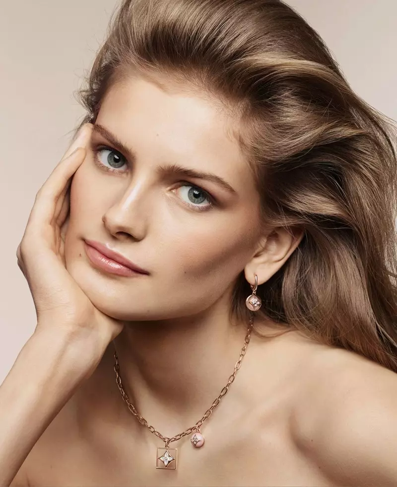 Awoṣe Signe Veiteberg han ni Louis Vuitton B. Iruwe itanran jewelry ipolongo