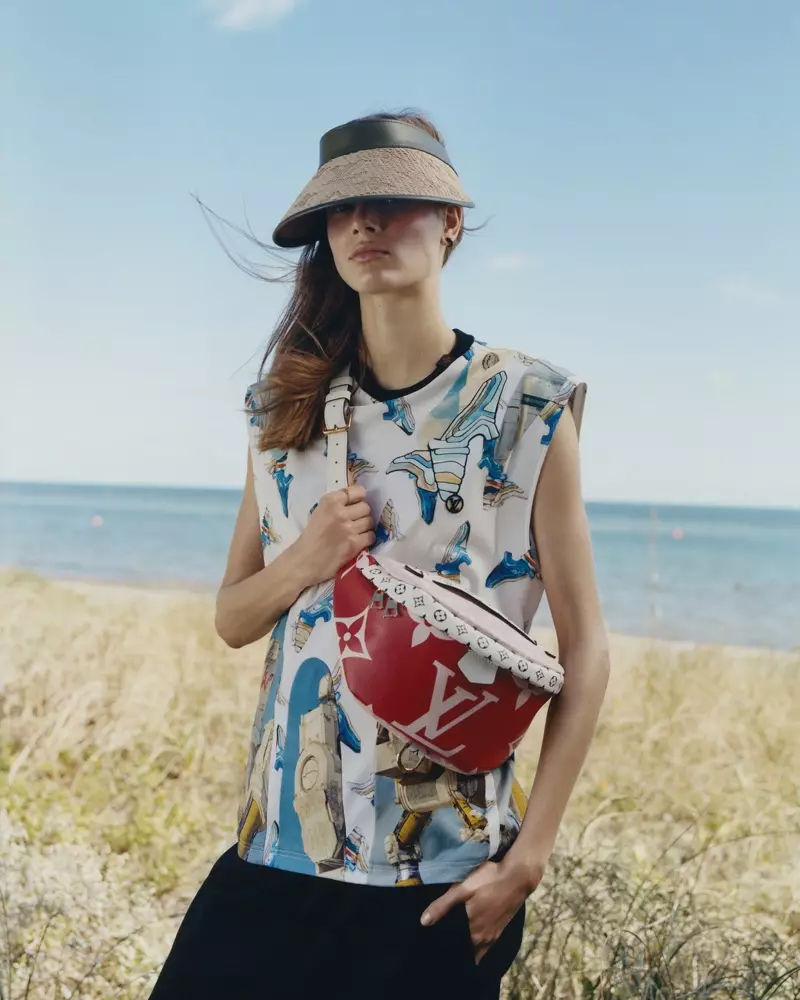 Model Sarah Dahl står foran Louis Vuittons sommerkampagne 2019