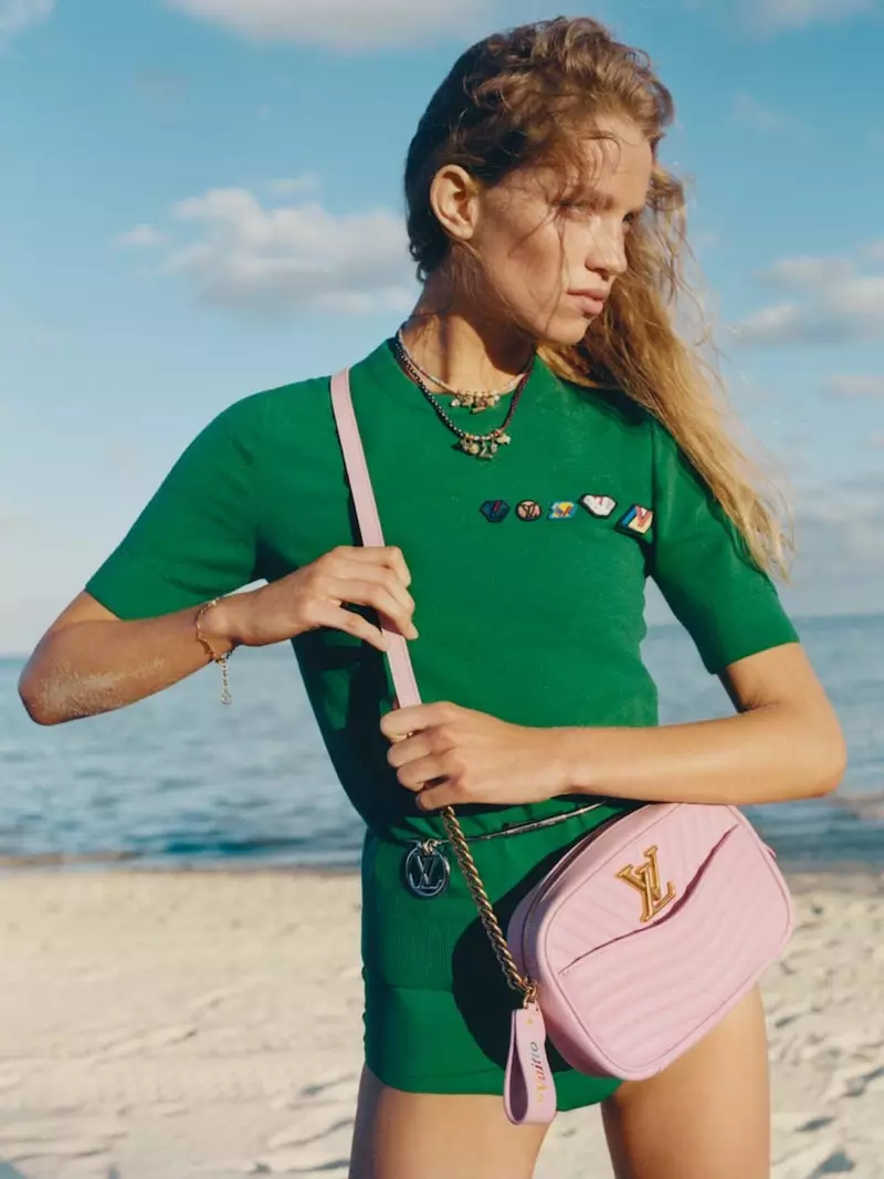 Rebecca Leigh Longendyke poserer på stranden til Louis Vuitton sommer 2019 kampagne