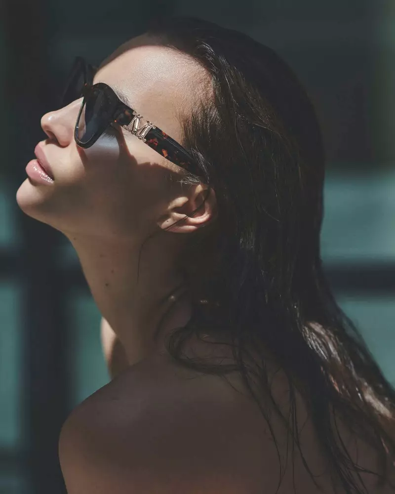 Supermodel Irina Shayk n'ihu Max Mara mkpọsa ugogbe anya maka anwụ 2020.