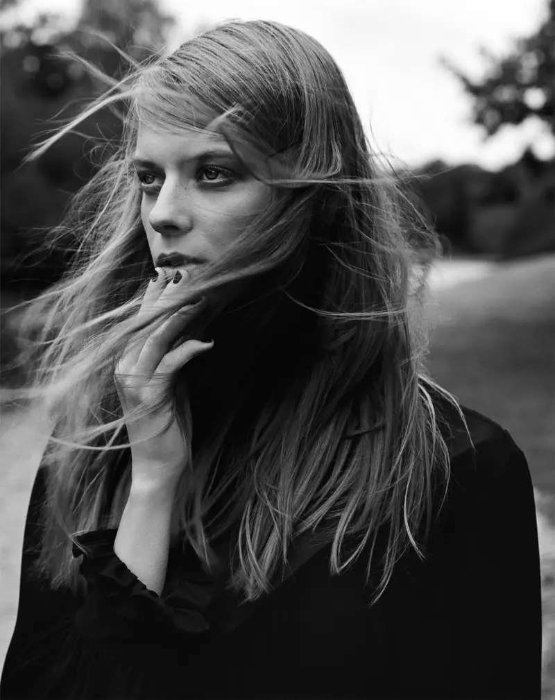 Lexi Boling modeli Zara vezana bluza