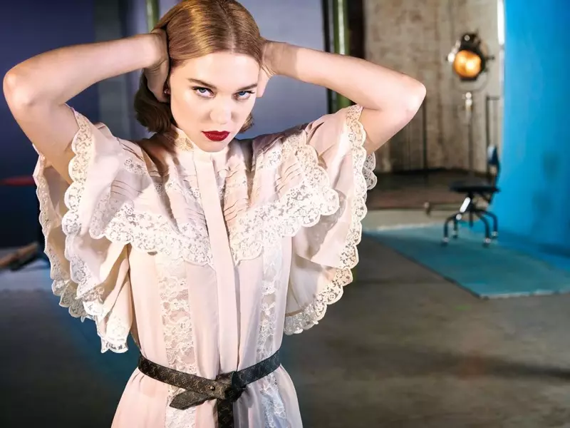 Atriz Lea Seydoux posa com vestido e cinto Louis Vuitton