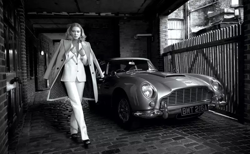 Lea Seydoux w przebraniu pozuje obok zabytkowego samochodu w Louis Vuitton