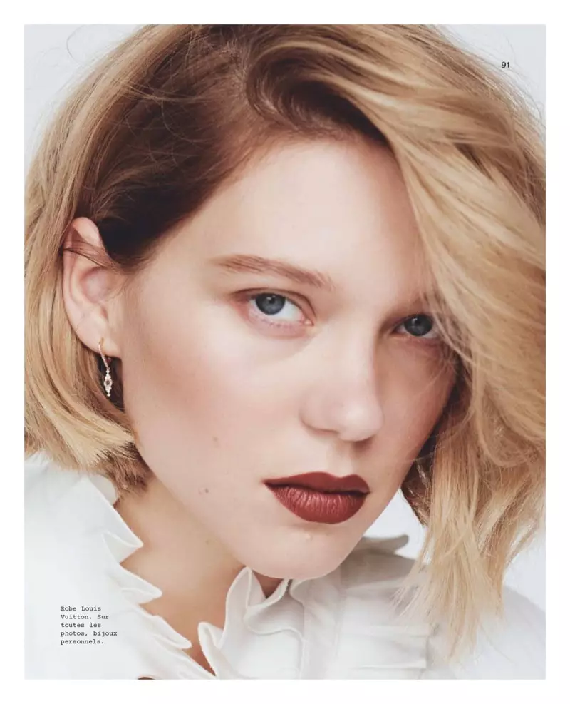 Lea Seydoux, pripravená na detailný záber, nosí tmavočervený rúž