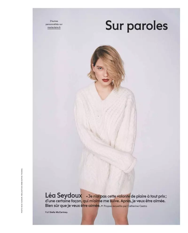 නිළිය Lea Seydoux Stella McCartney sweater එකක් පැළඳ සිටී