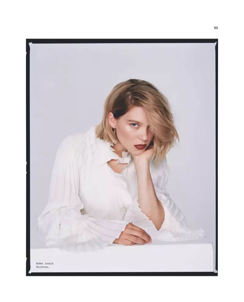 Klaaid yn wyt draacht Lea Seydoux in Louis Vuitton-jurk