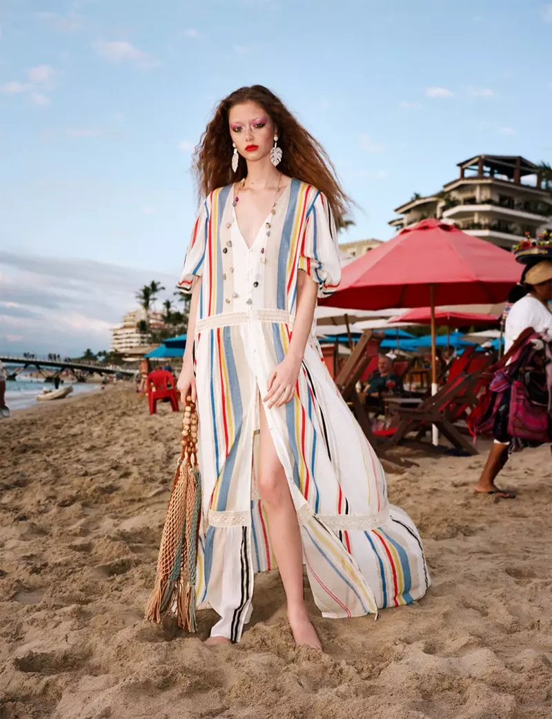 Sara Grace Wallerstedt modelliert Zara Kleid mit Kontraststreifen und Beuteltasche aus natürlichem Cord