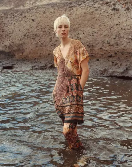 Edie Campbell Poses ing Gaya Spring Santai kanggo Zara