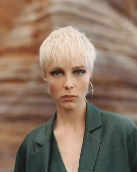 Edie Campbell pozira u opuštenim proljetnim stilovima za Zaru