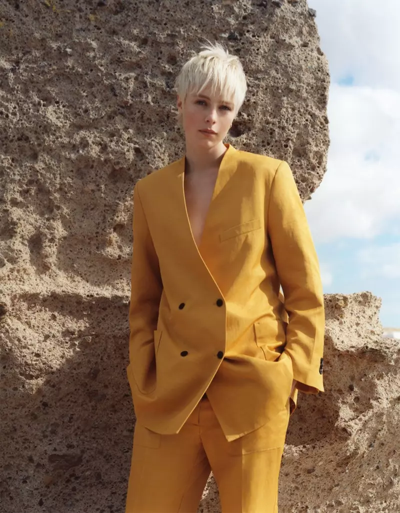 Konvenante, Edie Campbell portas Zara duoblan brustan blazeron kaj flikpoŝan pantalonon