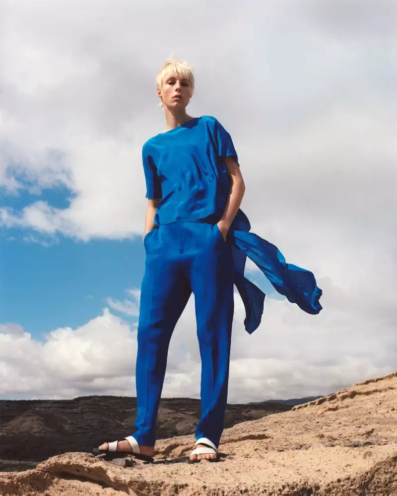 Edie Campbell modhi Zara asymmetric tunic, bhurugwa rinoyerera uye Join Life flat sandals