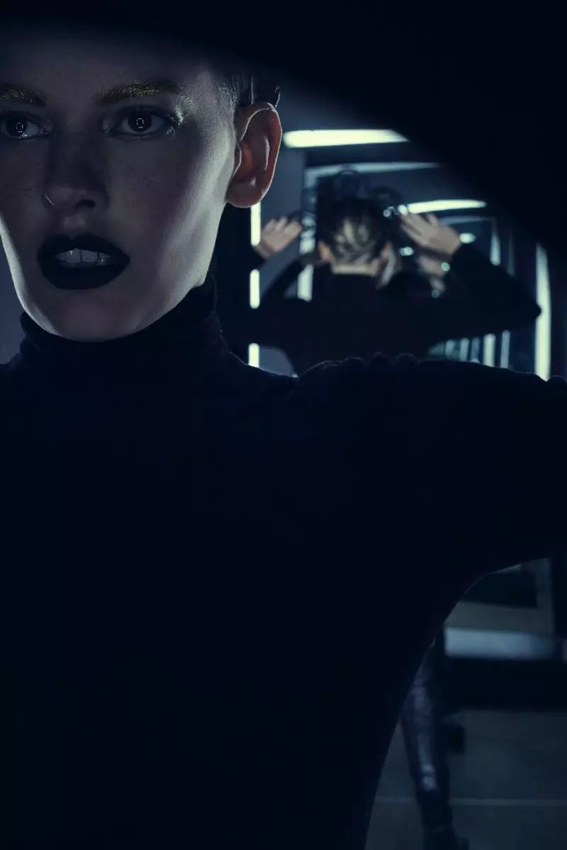 Amanda Murphy pózol a Sleek & Dark Looksban a Vogue Greece számára